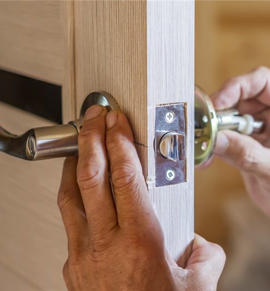 Kiedy warto zastanowić się nad wymianą zamka w drzwiach?