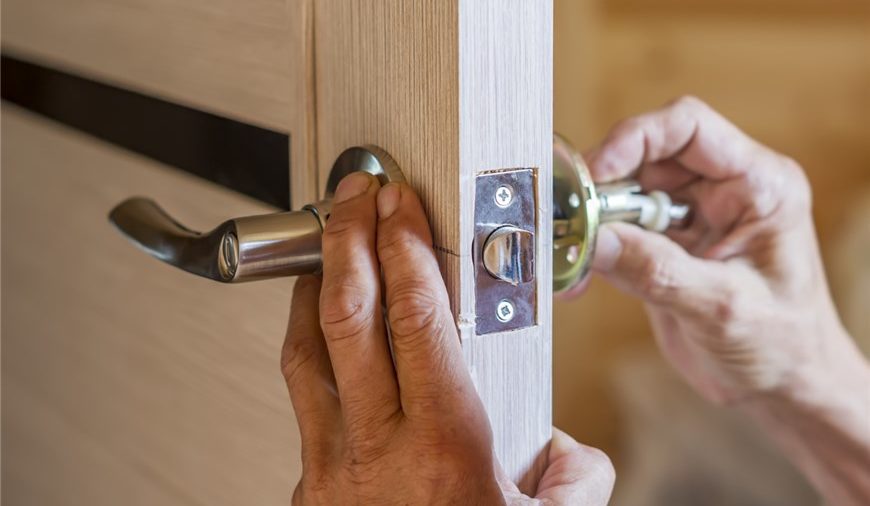 Kiedy warto zastanowić się nad wymianą zamka w drzwiach?